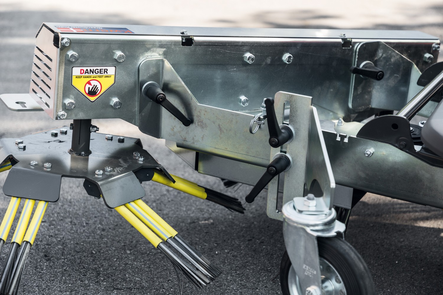 Wildkrautbürste für Frontmäher-Rasentraktoren von Kwern: Kwern Greenbuster Rider 200, Bild 4 Sonstige Gartengeräte Kwern Greenbuster Rider 200 im Test, Bild 4