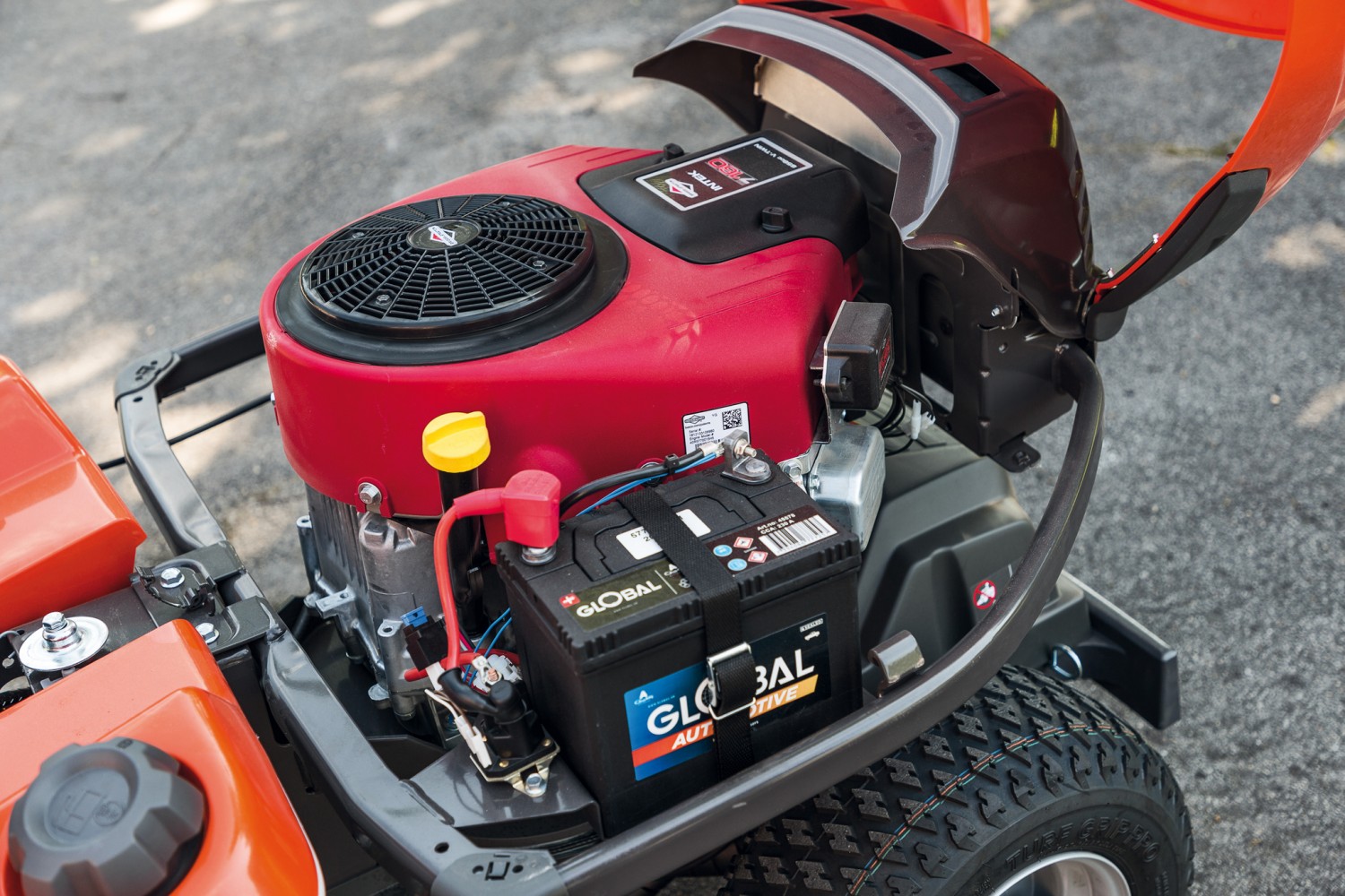 Wildkrautbürste für Frontmäher-Rasentraktoren von Kwern: Kwern Greenbuster Rider 200, Bild 7 Sonstige Gartengeräte Kwern Greenbuster Rider 200 im Test, Bild 7