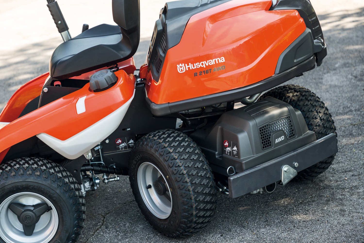 Wildkrautbürste für Frontmäher-Rasentraktoren von Kwern: Kwern Greenbuster Rider 200, Bild 9 Sonstige Gartengeräte Kwern Greenbuster Rider 200 im Test, Bild 9