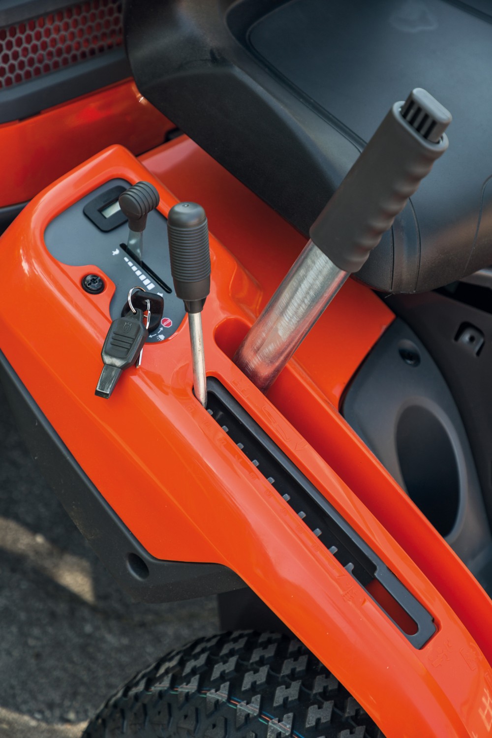 Wildkrautbürste für Frontmäher-Rasentraktoren von Kwern: Kwern Greenbuster Rider 200, Bild 10 Sonstige Gartengeräte Kwern Greenbuster Rider 200 im Test, Bild 10