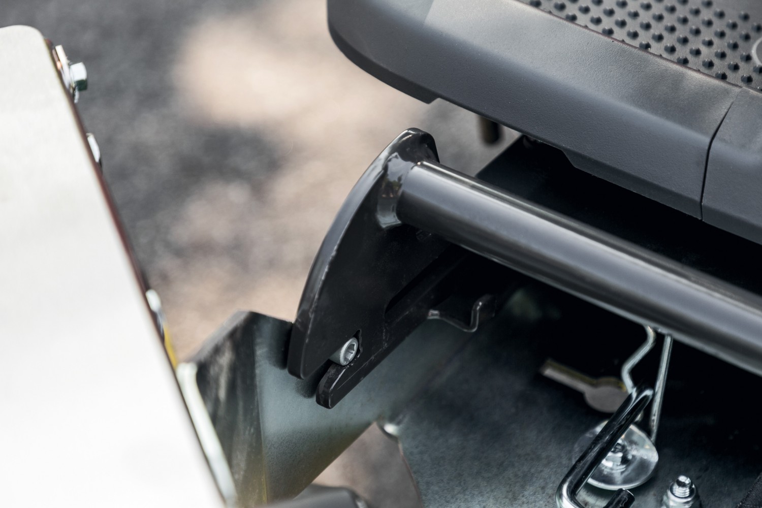 Wildkrautbürste für Frontmäher-Rasentraktoren von Kwern: Kwern Greenbuster Rider 200, Bild 11 Sonstige Gartengeräte Kwern Greenbuster Rider 200 im Test, Bild 11