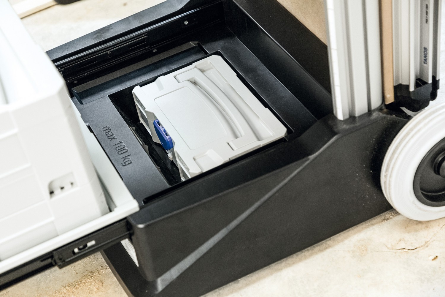 Die Werkstatt ist überall: Tanos Mobile Werkstatt MW1000 inkl. einem Auszug und Tisch TSB/1, Bild 5 Sonstige Werkstatteinrichtung Tanos Mobile Werkstatt MW1000 inkl. einem Auszug und Tisch TSB/1 im Test, Bild 5