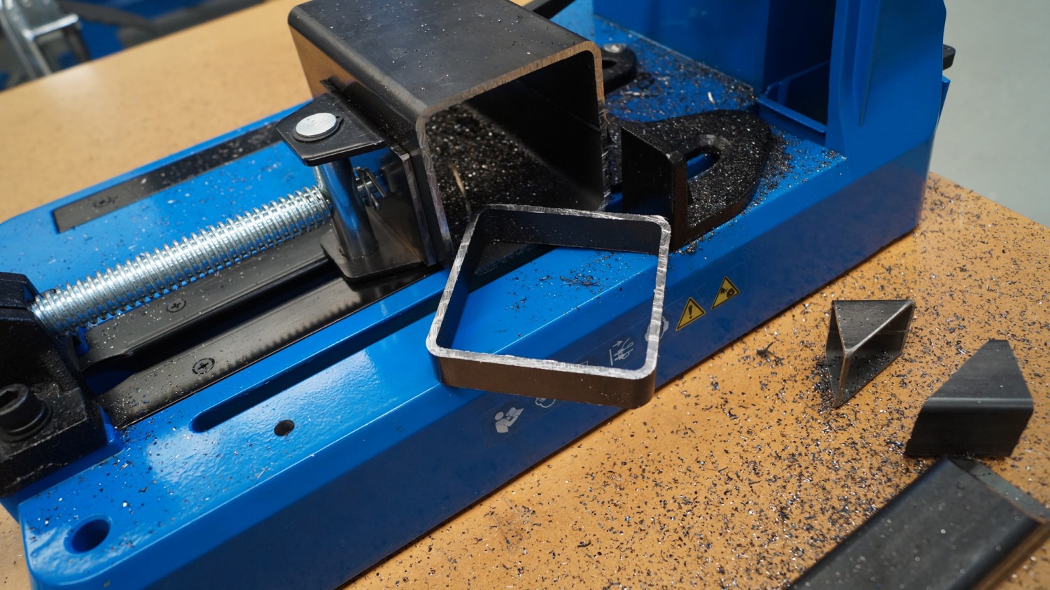 Kalt, sauber und gerade geschnitten.: Stürmer MTS 356-4B Metalltrockenschneider, Bild 2 Sonstige Elektrowerkzeuge Netzbetrieb Stürmer MTS 356-4B Metalltrockenschneider im Test, Bild 2