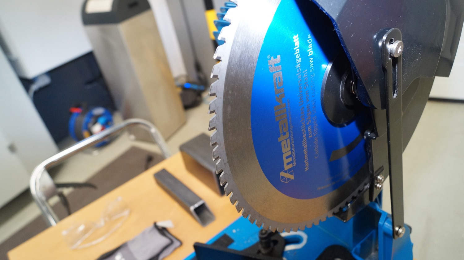 Kalt, sauber und gerade geschnitten.: Stürmer MTS 356-4B Metalltrockenschneider, Bild 6 Sonstige Elektrowerkzeuge Netzbetrieb Stürmer MTS 356-4B Metalltrockenschneider im Test, Bild 6
