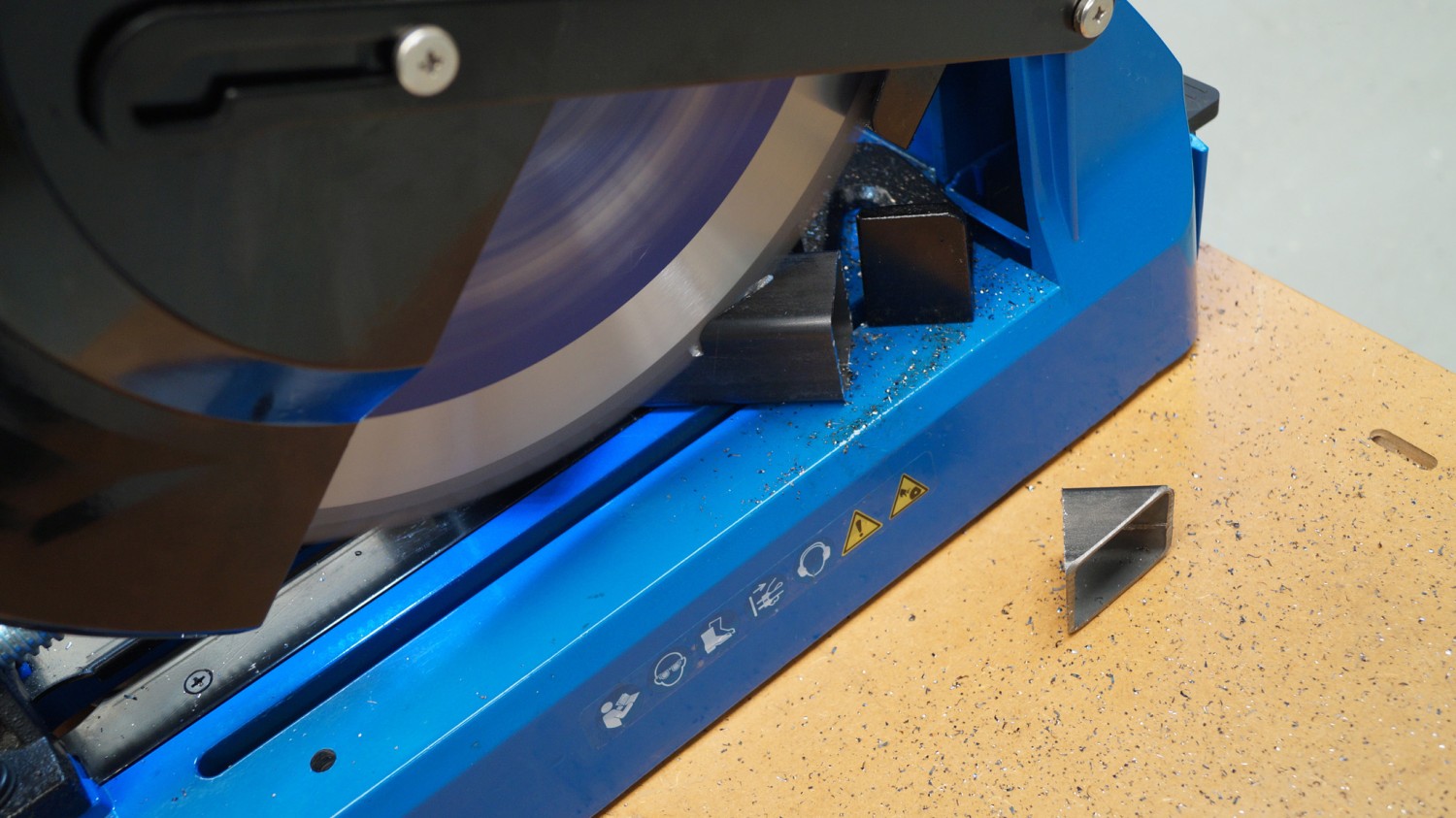 Kalt, sauber und gerade geschnitten.: Stürmer MTS 356-4B Metalltrockenschneider, Bild 8 Sonstige Elektrowerkzeuge Netzbetrieb Stürmer MTS 356-4B Metalltrockenschneider im Test, Bild 8