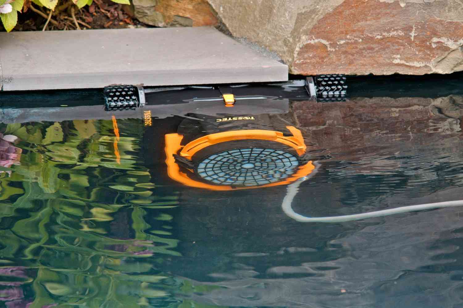 Sauberer Naturpool: Tosstec Poolroboter TT-RB Art. Nr.: 500 400, Bild 8 Pool Roboter Tosstec Poolroboter TT-RB Art. Nr.: 500 400 im Test, Bild 8