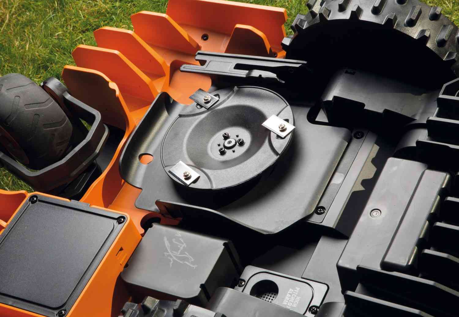 Große Technik für den kleinen Rasen: Worx Landriod WR202E, Bild 3 Roboter-Rasenmäher Worx Landriod WR202E im Test, Bild 3