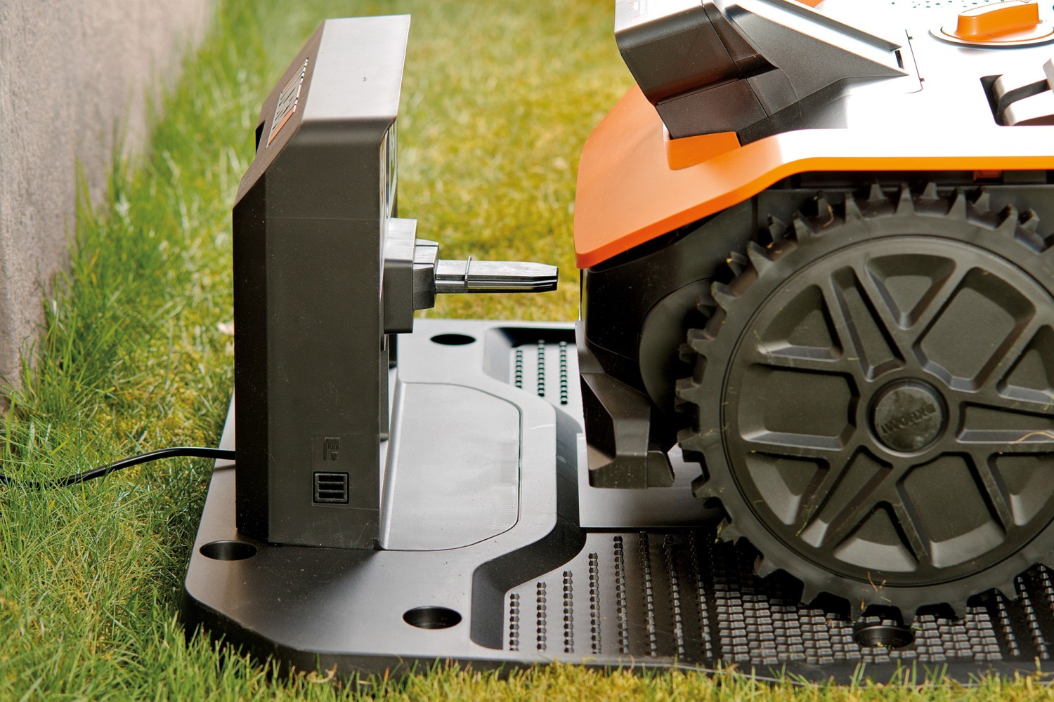 Frei auf der Fläche: Worx Landroid Vision Cloud WR308E, Bild 2 Roboter-Rasenmäher Worx Landroid Vision Cloud WR308E im Test, Bild 2