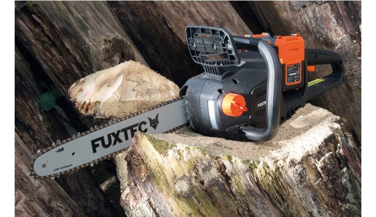 Die schafft was weg!: FUXTEC FX-E2KS Set, Bild 1 Akku-Kettensägen FUXTEC FX-E2KS Set im Test, Bild 1