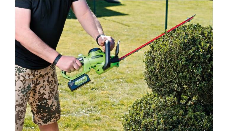 Frei an der Hecke: Greenworks Akku-Heckenschere G24HT56II, Bild 1 Heckenscheren Greenworks Akku-Heckenschere G24HT56II im Test, Bild 1