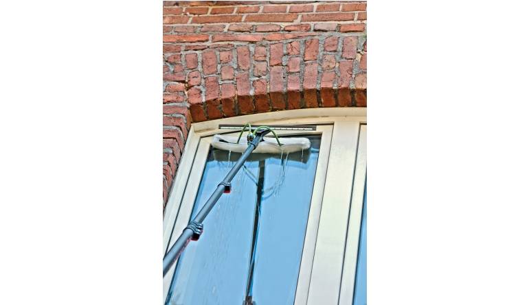 Schnell wieder sauber: High-clean Teleskopstange 3K Vollcarbon 5,4 m mit Fensterwischer, Bild 1 Rund ums Haus High-clean Teleskopstange 3K Vollcarbon 5,4 m mit Fensterwischer im Test, Bild 1